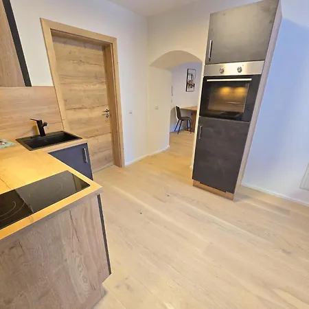 Stylish 1-bedroom Old Town Retreat * Hall in Tirol