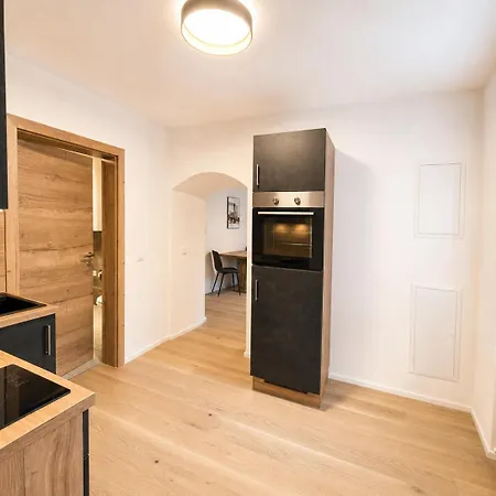 Stylish 1-bedroom Old Town Retreat * Hall in Tirol